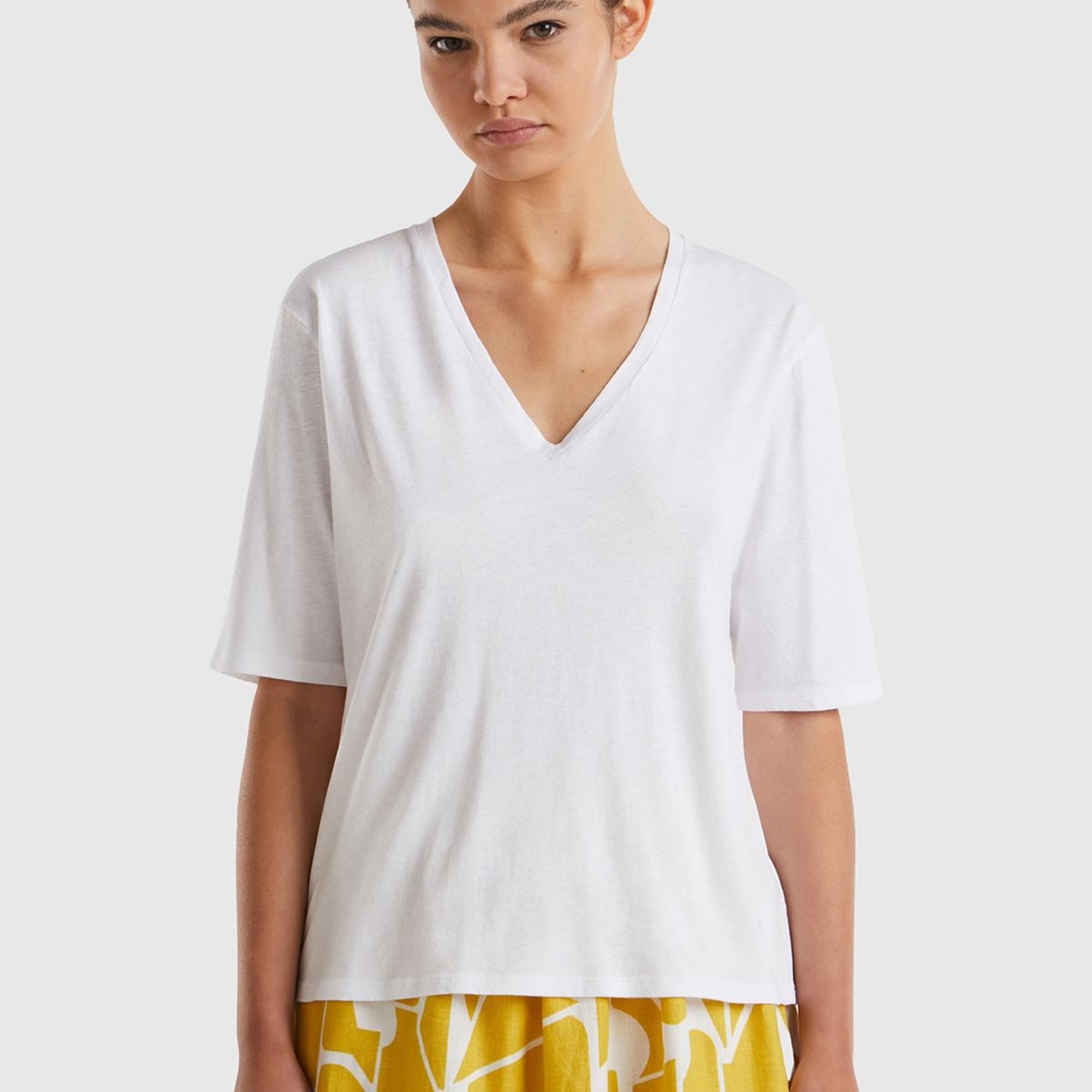 Kadın Beyaz Pamuk Keten Karışımlı V Yaka Rahat Kesim T-Shirt