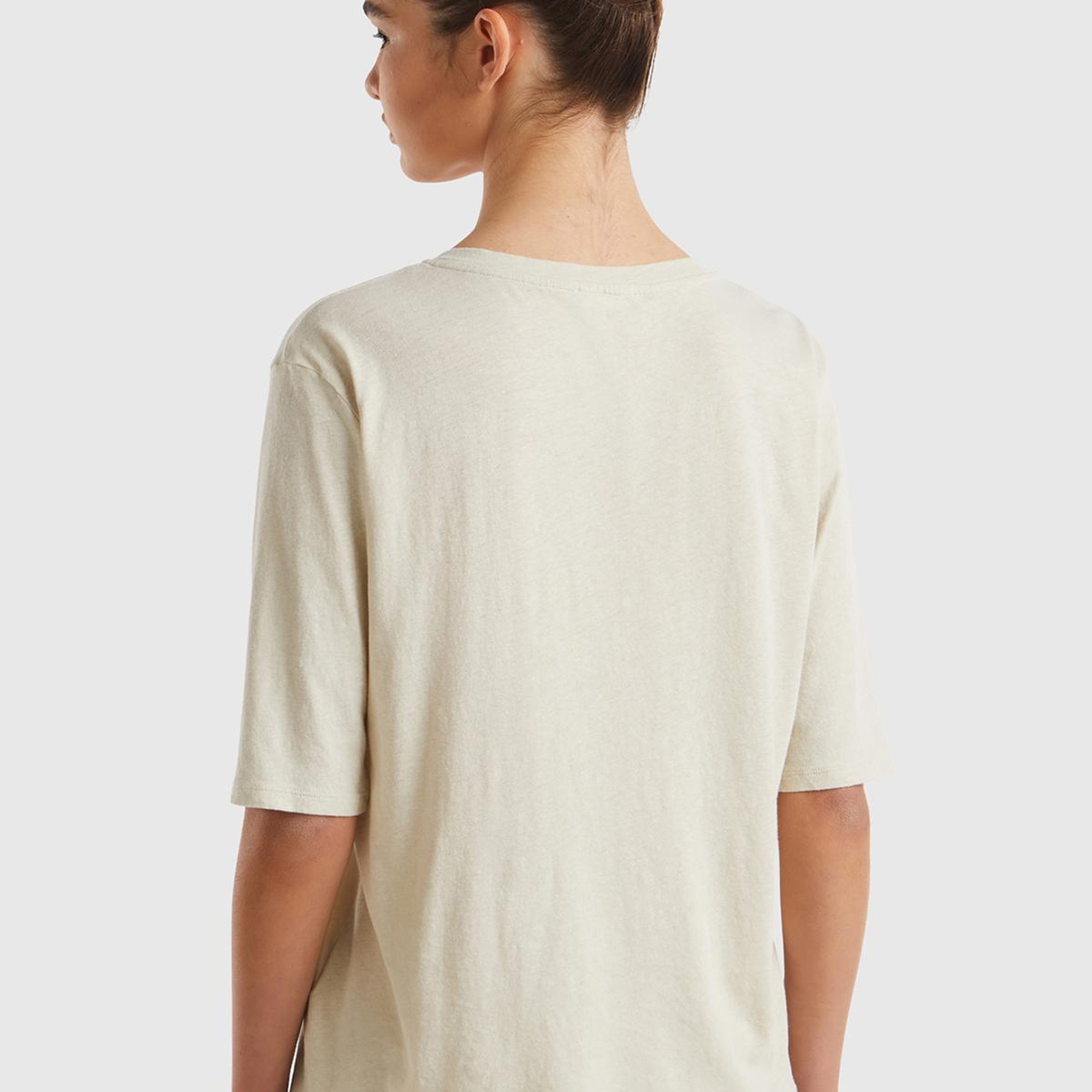 Kadın Bej Pamuk Keten Karışımlı V Yaka Rahat Kesim T-Shirt