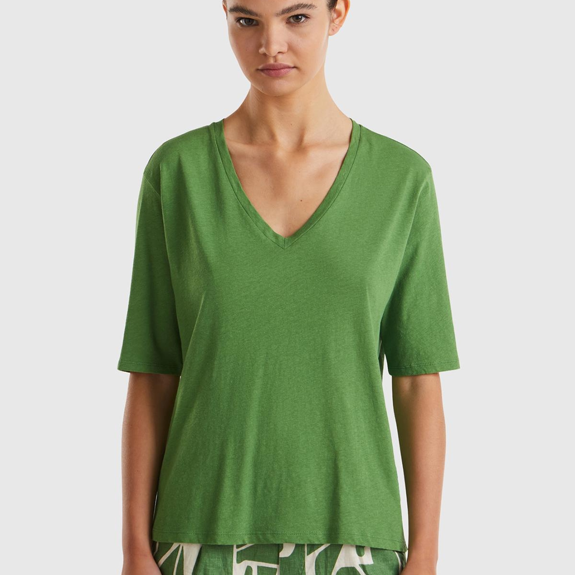 Kadın Soluk Yeşil Pamuk Keten Karışımlı V Yaka Rahat Kesim T-Shirt