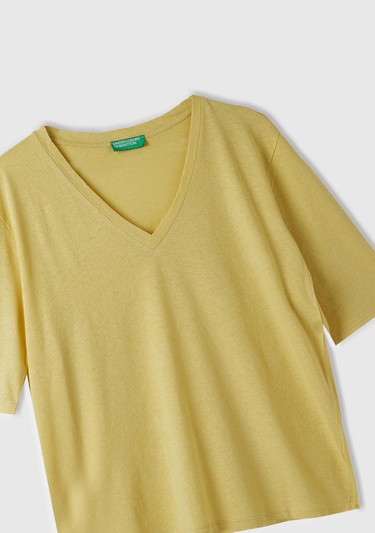  Kadın Açık Sarı Pamuk Keten Karışımlı V Yaka Rahat Kesim T-Shirt