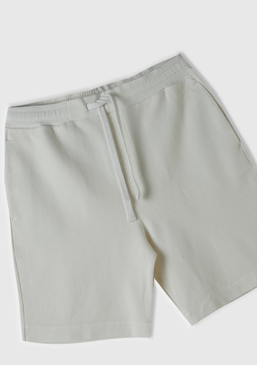  Erkek Krem %100 Pamuk Arka Yama Cebi Logo Detaylı Dokulu Bermuda Şort