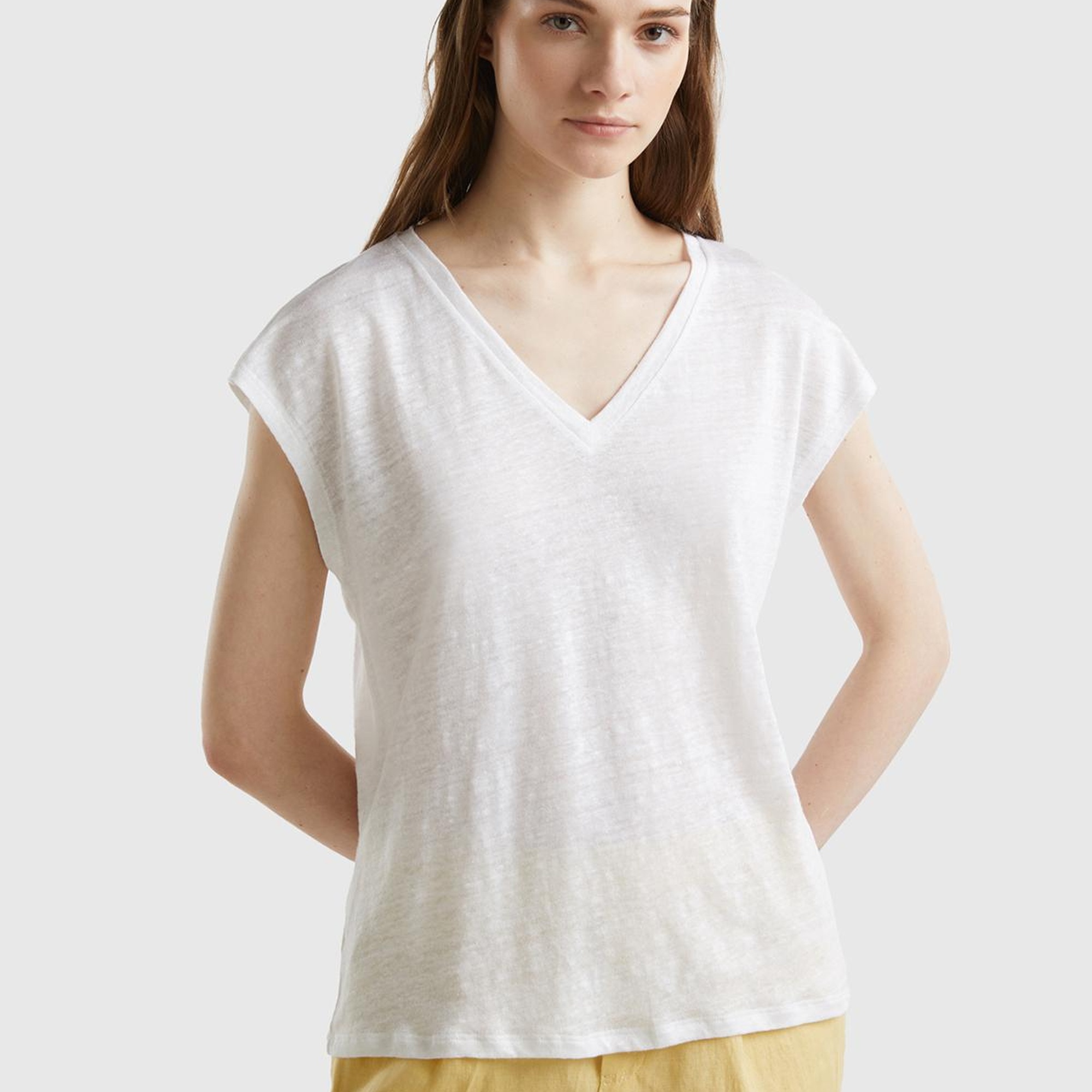 Kadın Beyaz %100 Keten Rahat Kalıp Derin V Yaka Kolsuz T-Shirt