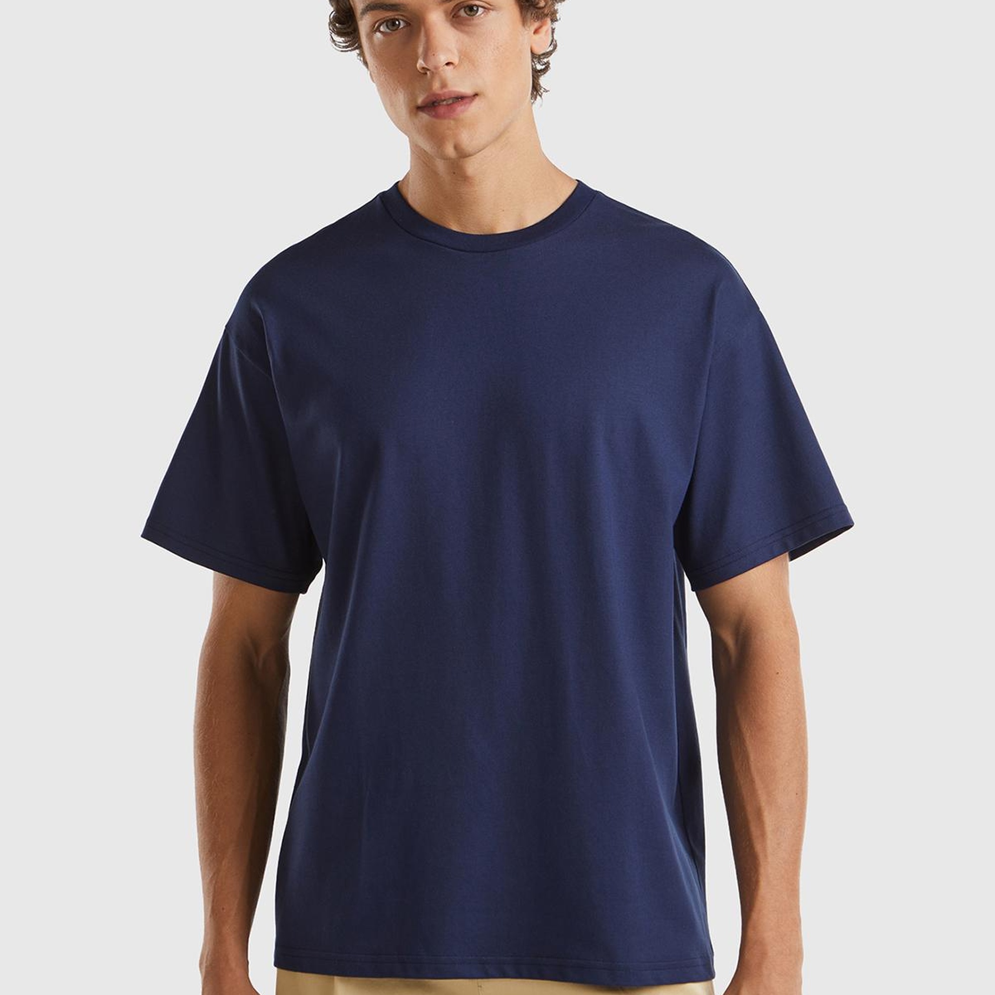 Erkek Koyu Lacivert %100 Pamuk Arkası Logo İşlemeli Omzu Dikiş Detaylı T-Shirt