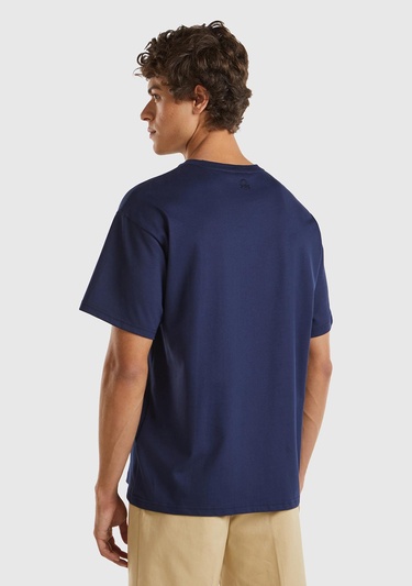  Erkek Koyu Lacivert %100 Pamuk Arkası Logo İşlemeli Omzu Dikiş Detaylı T-Shirt