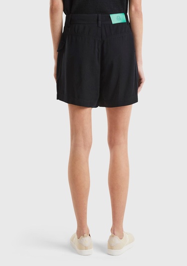  Kadın Siyah %100 Viskoz Arkası Logo Etiketli Yama Cepli Şort