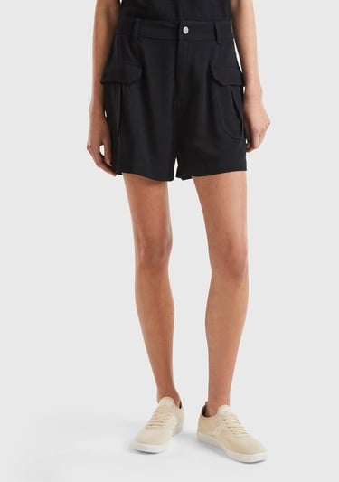  Kadın Siyah %100 Viskoz Arkası Logo Etiketli Yama Cepli Şort