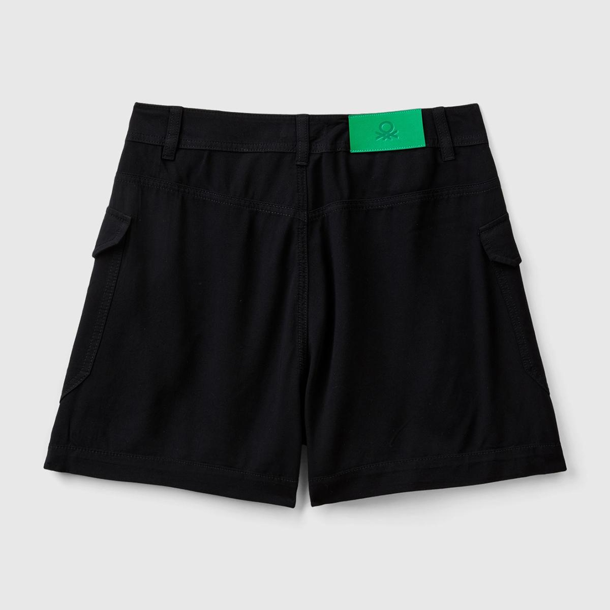 Kadın Siyah %100 Viskoz Arkası Logo Etiketli Yama Cepli Şort