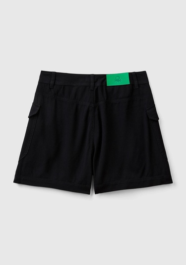  Kadın Siyah %100 Viskoz Arkası Logo Etiketli Yama Cepli Şort
