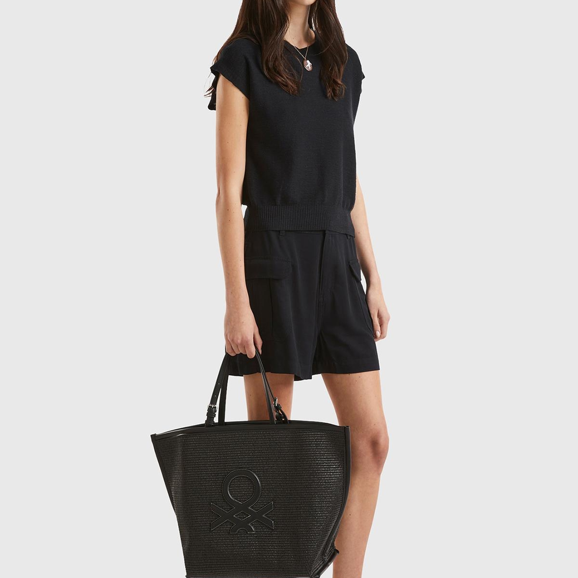 Kadın Siyah %100 Viskoz Arkası Logo Etiketli Yama Cepli Şort