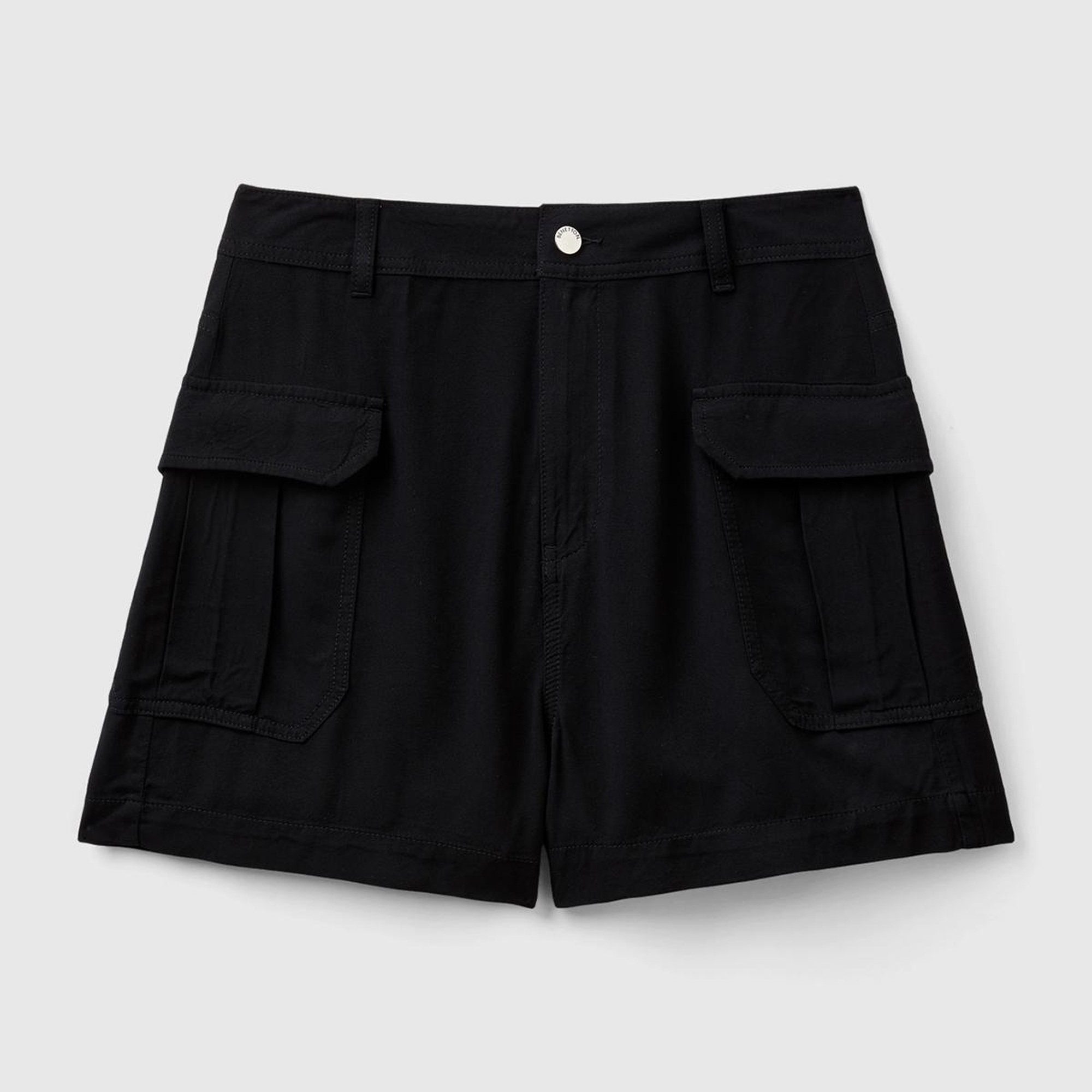 Kadın Siyah %100 Viskoz Arkası Logo Etiketli Yama Cepli Şort