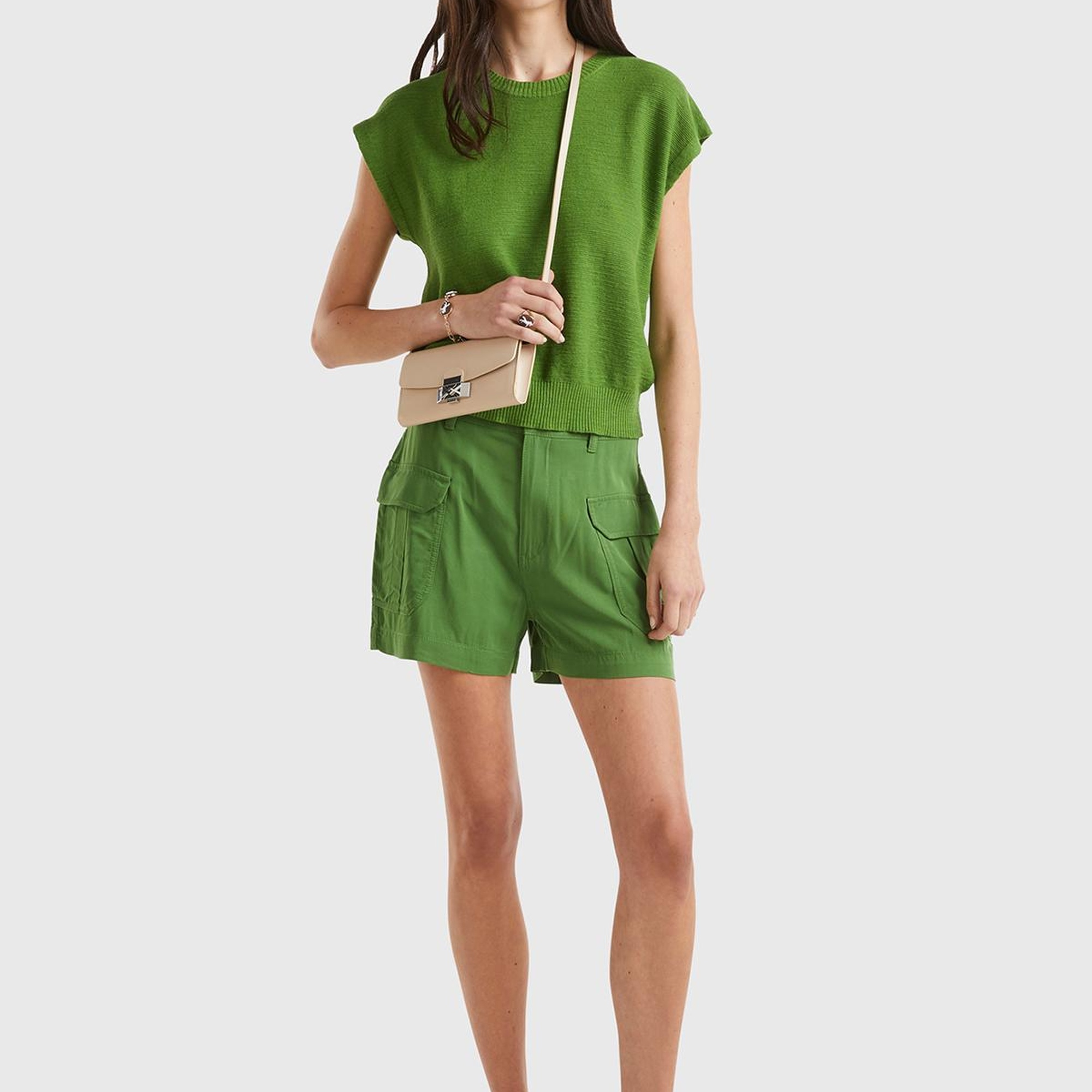 Kadın Soluk Yeşil %100 Viskoz Arkası Logo Etiketli Yama Cepli Şort