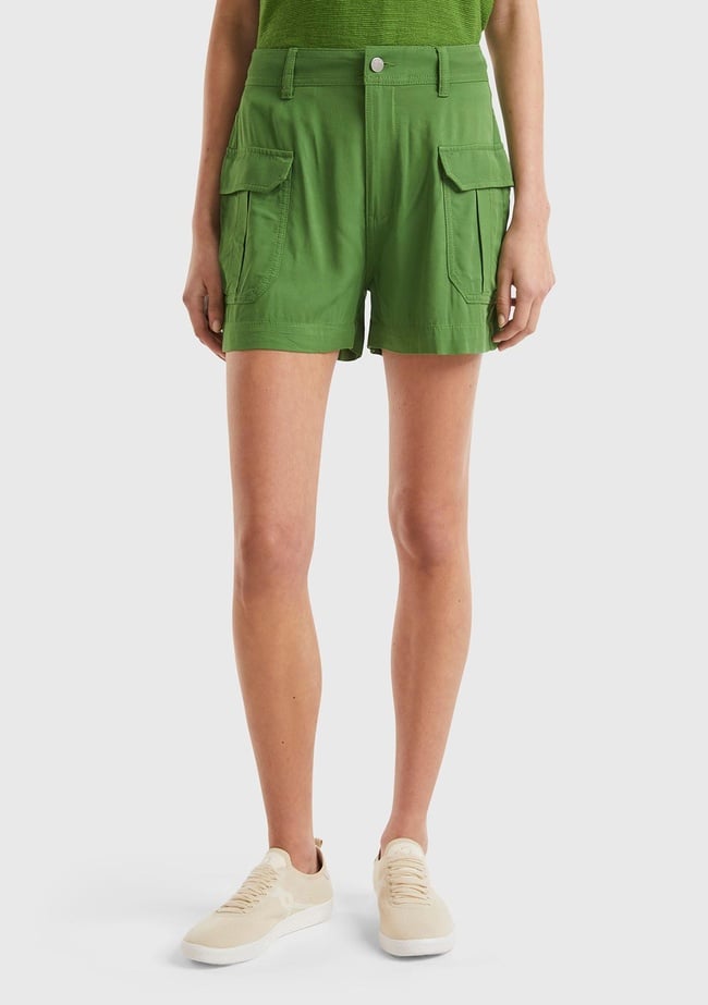  Kadın Soluk Yeşil %100 Viskoz Arkası Logo Etiketli Yama Cepli Şort