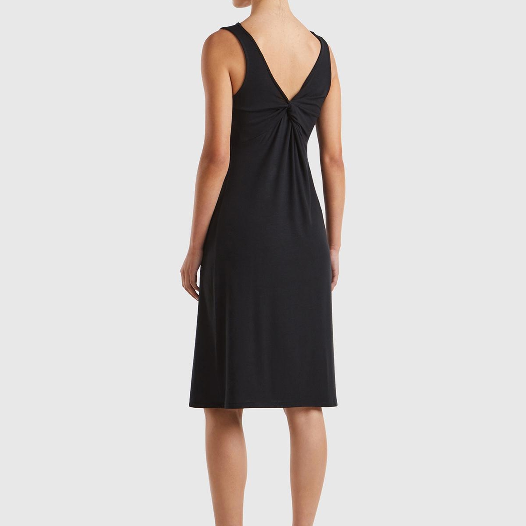 Kadın Siyah Viskoz Karışımlı Arkası Üçgen ve Düğüm Detaylı Kolsuz Elbise