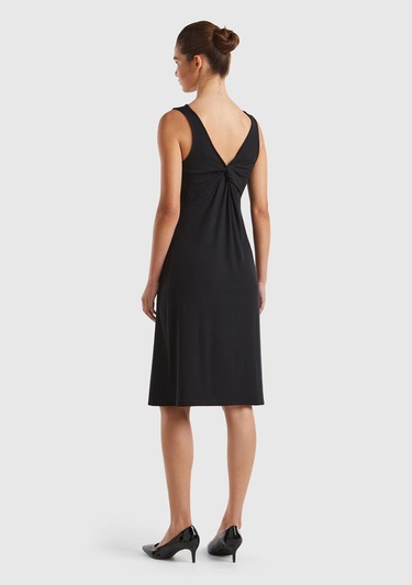  Kadın Siyah Viskoz Karışımlı Arkası Üçgen ve Düğüm Detaylı Kolsuz Elbise