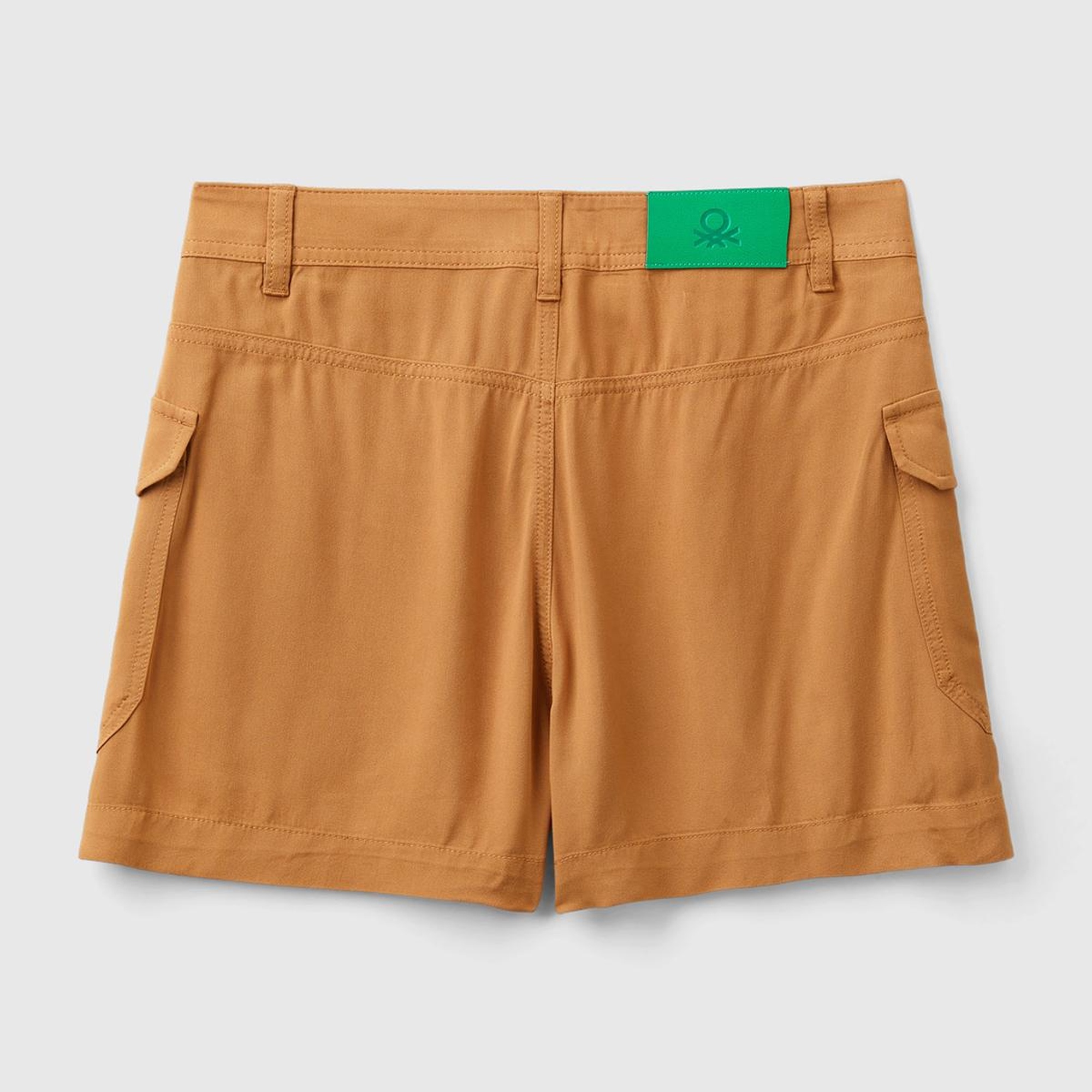 Kadın Taba %100 Viskoz Arkası Logo Etiketli Yama Cepli Şort