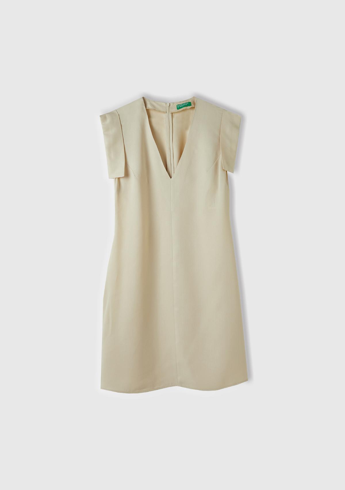  Kadın Bej %100 Liyosel Beli Daralan Yandan Fermuarlı V Yaka Elbise