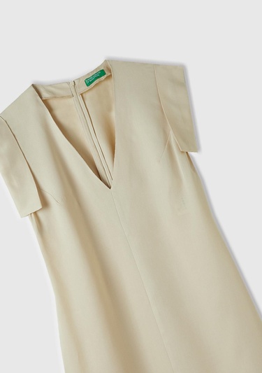  Kadın Bej %100 Liyosel Beli Daralan Yandan Fermuarlı V Yaka Elbise