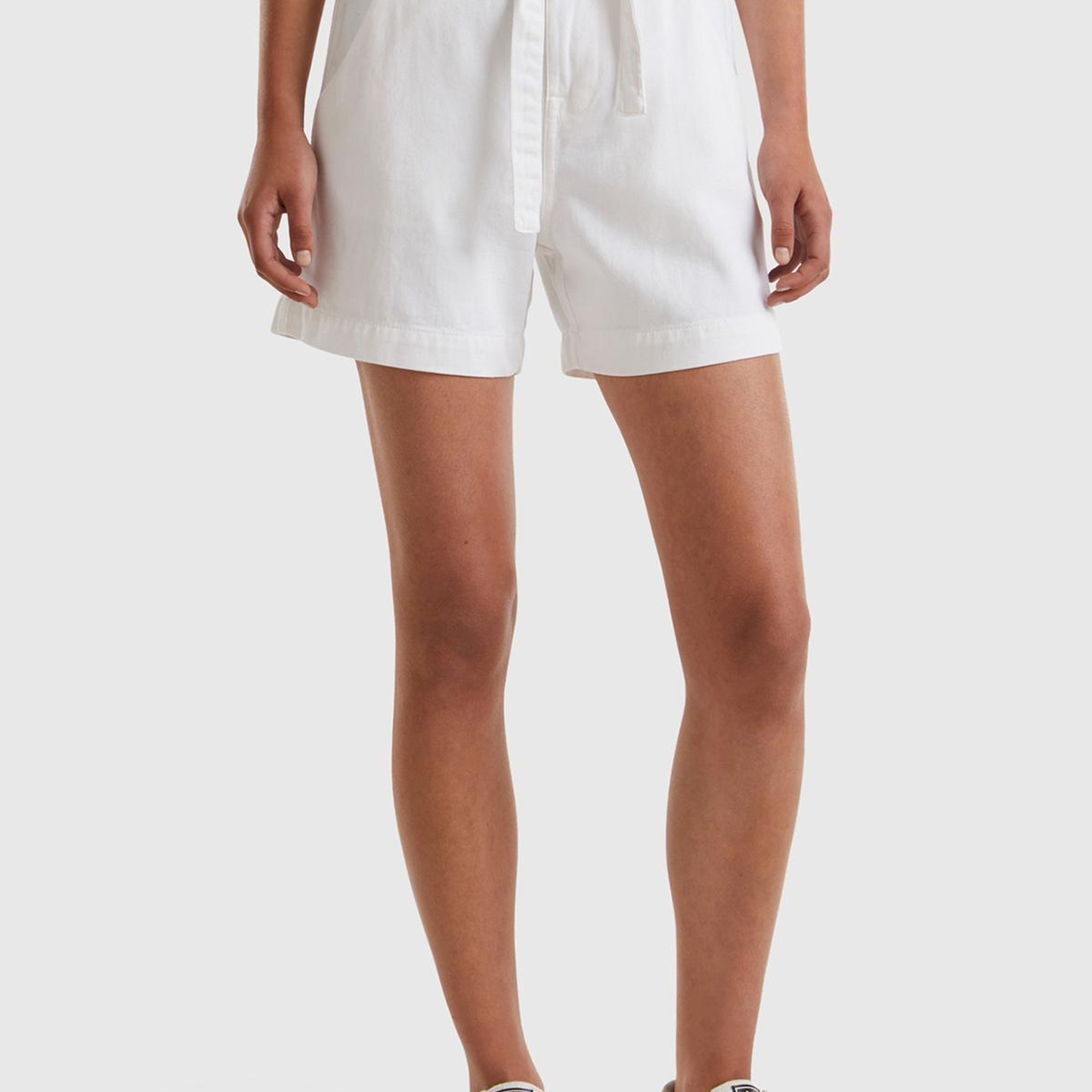 Kadın Beyaz %100 Pamuk 2 Cepli Kemer Detaylı Beli Büzgülü Bermuda Şort