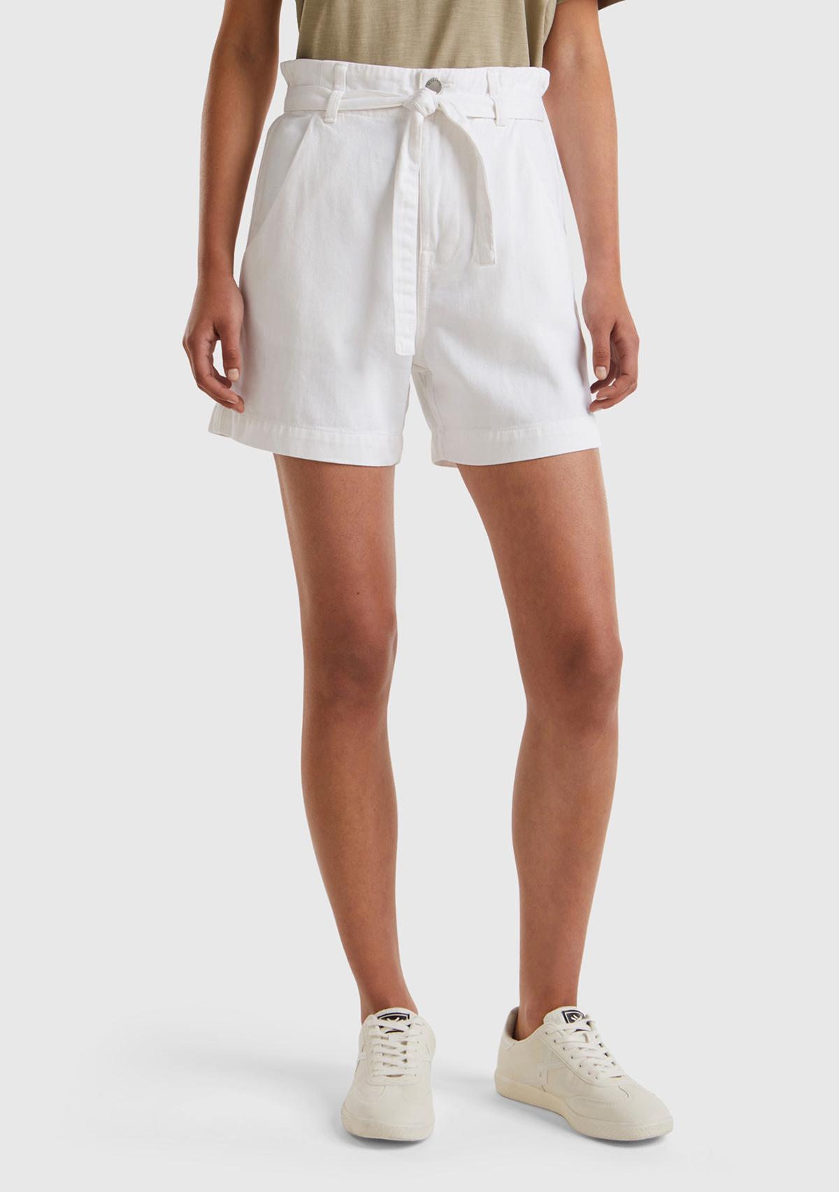  Kadın Beyaz %100 Pamuk 2 Cepli Kemer Detaylı Beli Büzgülü Bermuda Şort