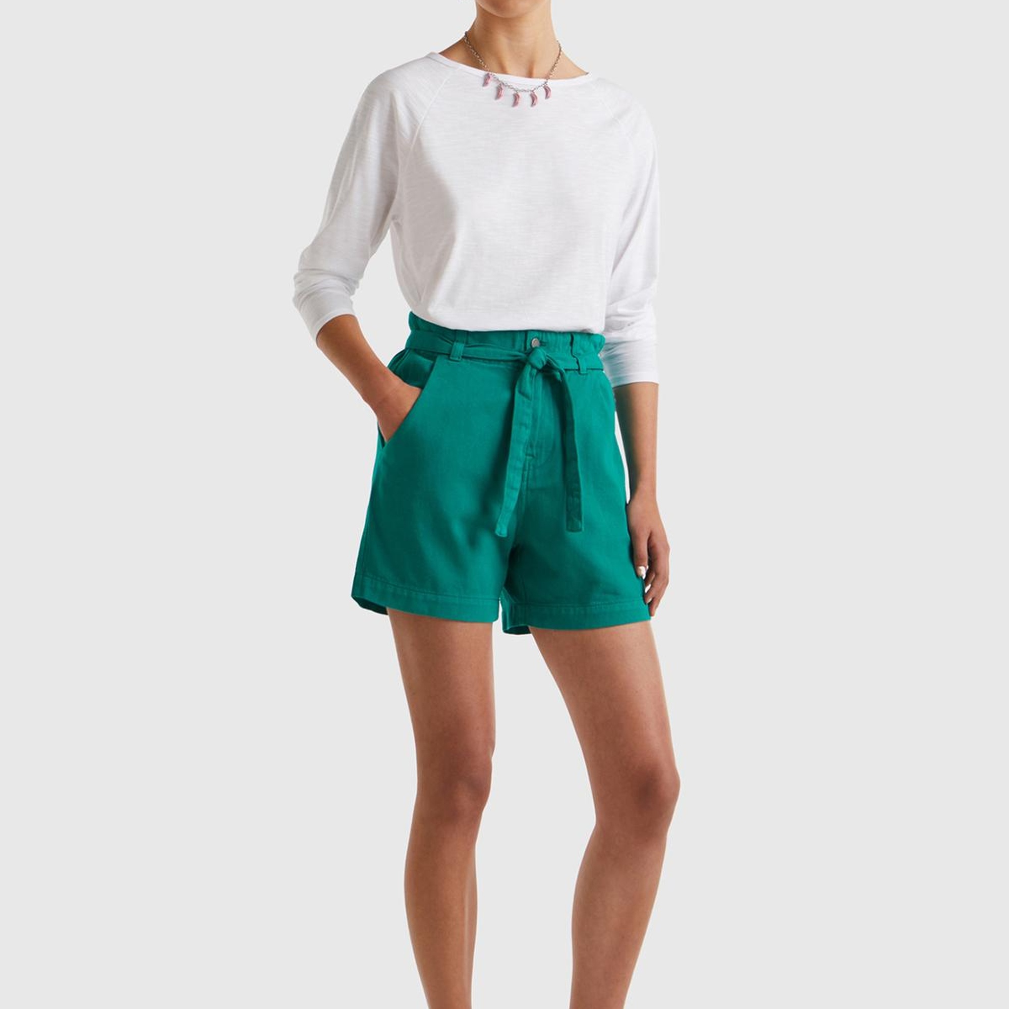 Kadın Petrol Yeşili %100 Pamuk 2 Cepli Kemer Detaylı Beli Büzgülü Bermuda Şort