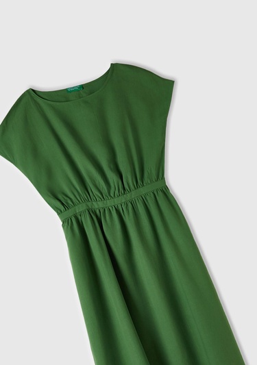  Kadın Soluk Yeşil Liyosel ve Keten Karışımlı Beli Büzgülü Kayık Yaka Elbise