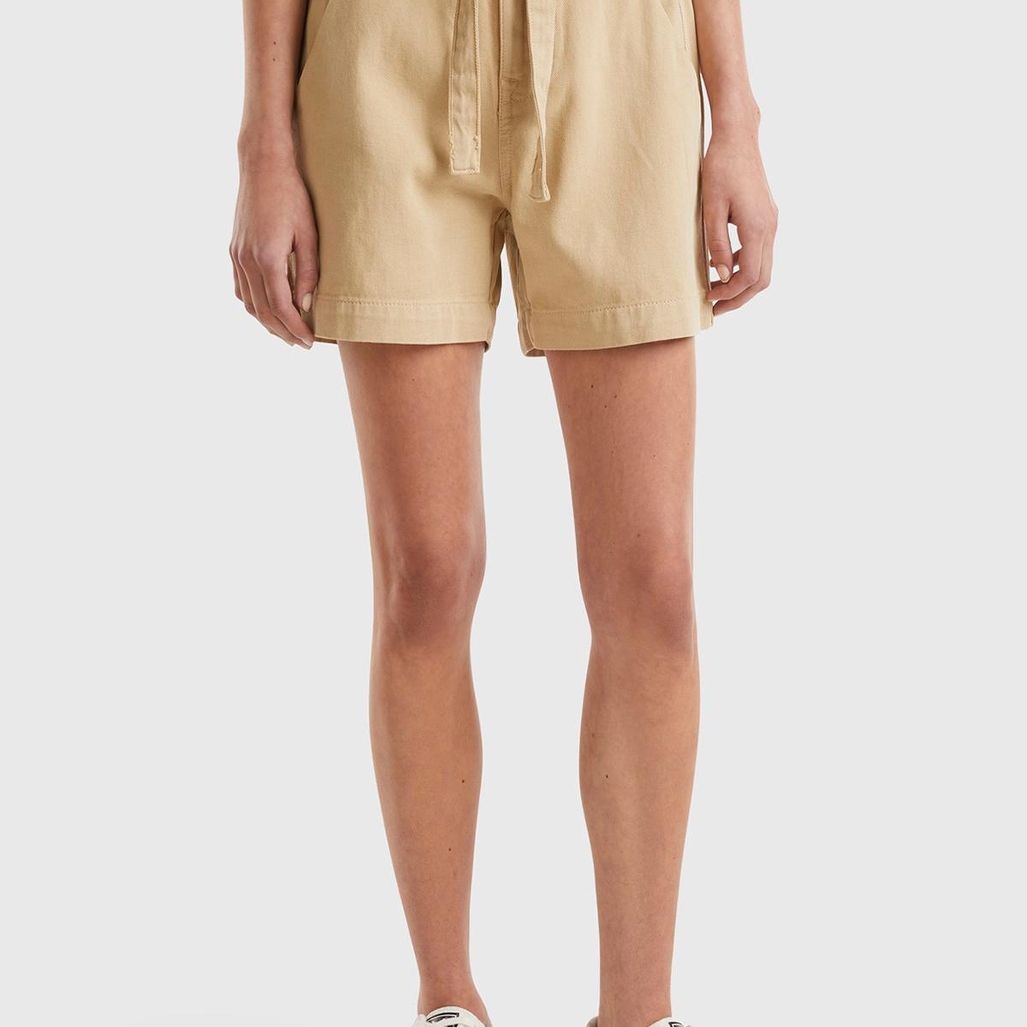 Kadın Bej %100 Pamuk 2 Cepli Kemer Detaylı Beli Büzgülü Bermuda Şort