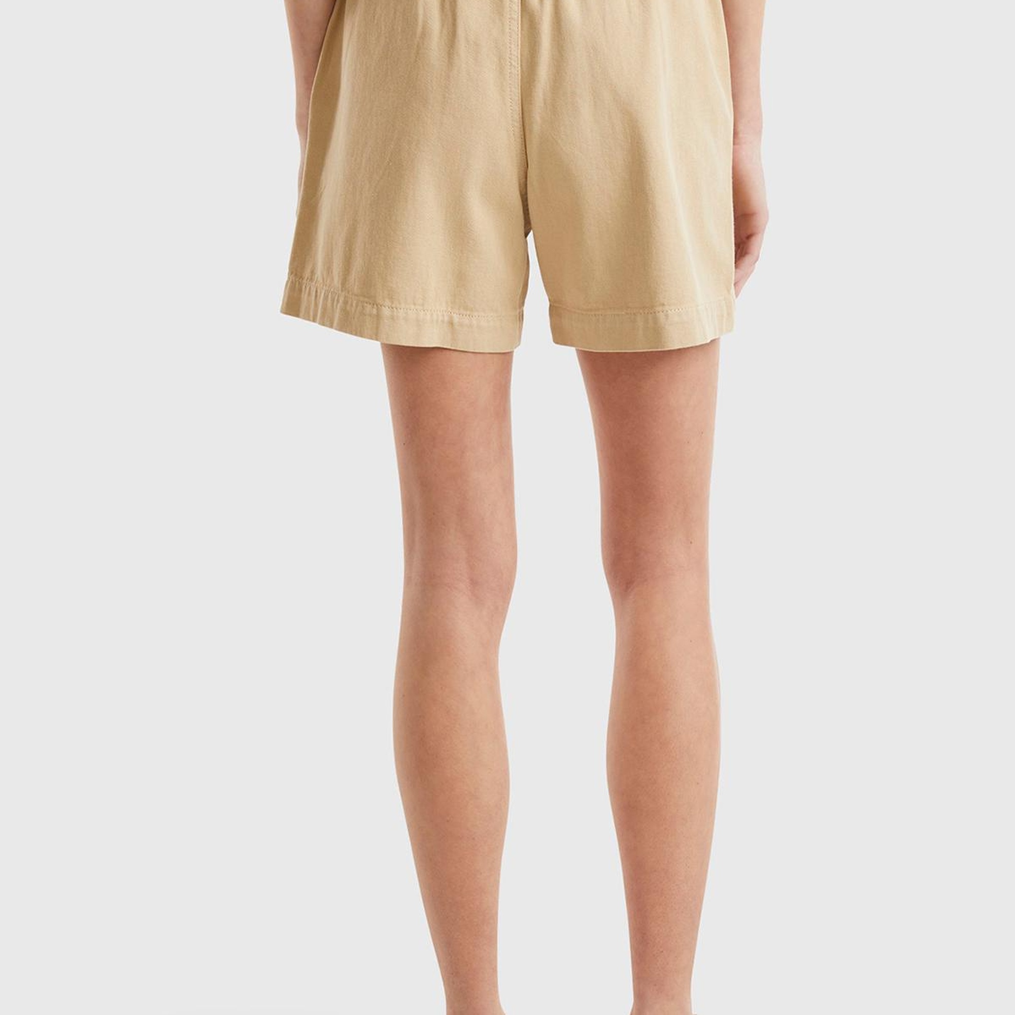 Kadın Bej %100 Pamuk 2 Cepli Kemer Detaylı Beli Büzgülü Bermuda Şort