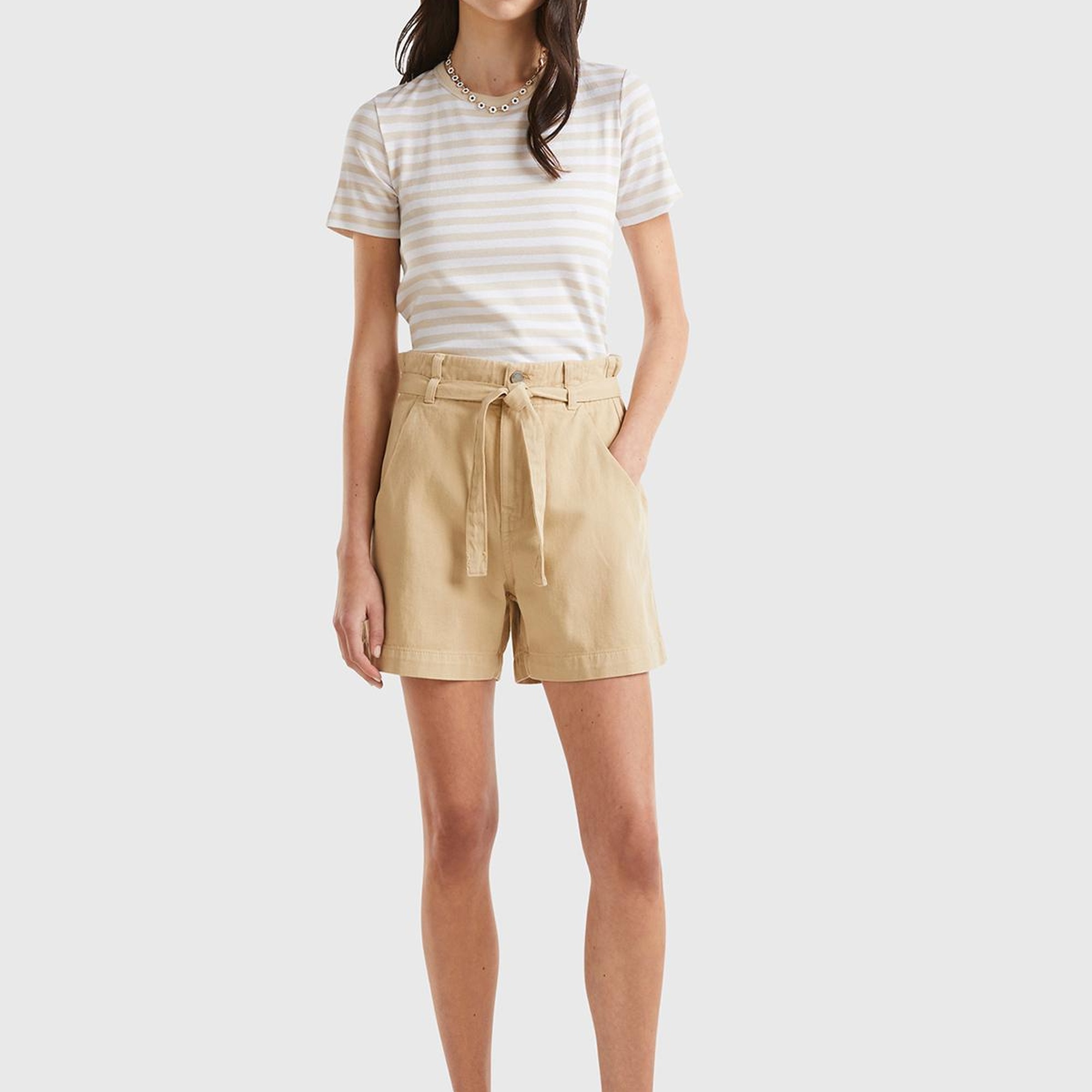 Kadın Bej %100 Pamuk 2 Cepli Kemer Detaylı Beli Büzgülü Bermuda Şort