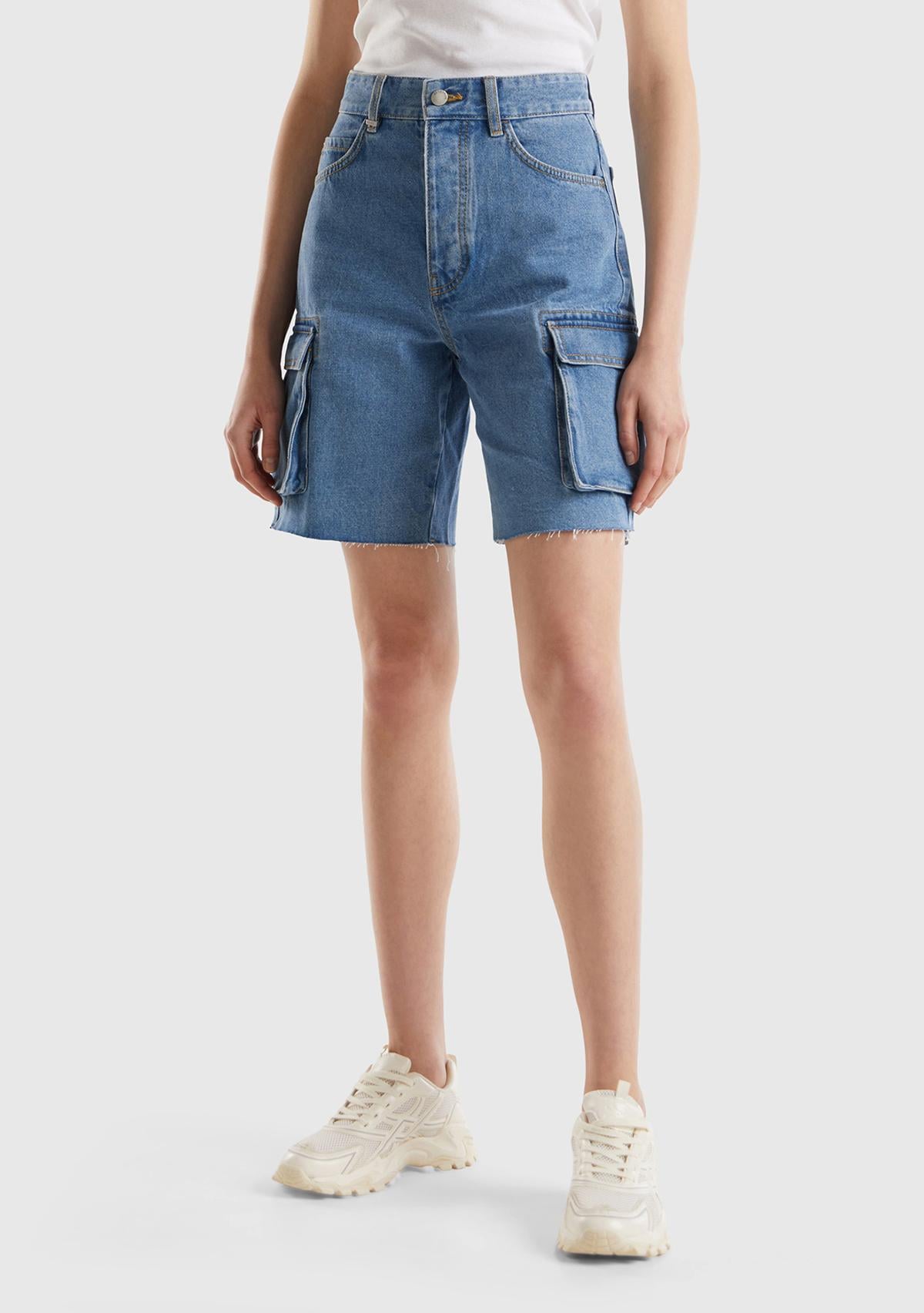  Kadın Mavi %100 Pamuk Arkası Logo Detaylı 5 Cepli Kargo Şort