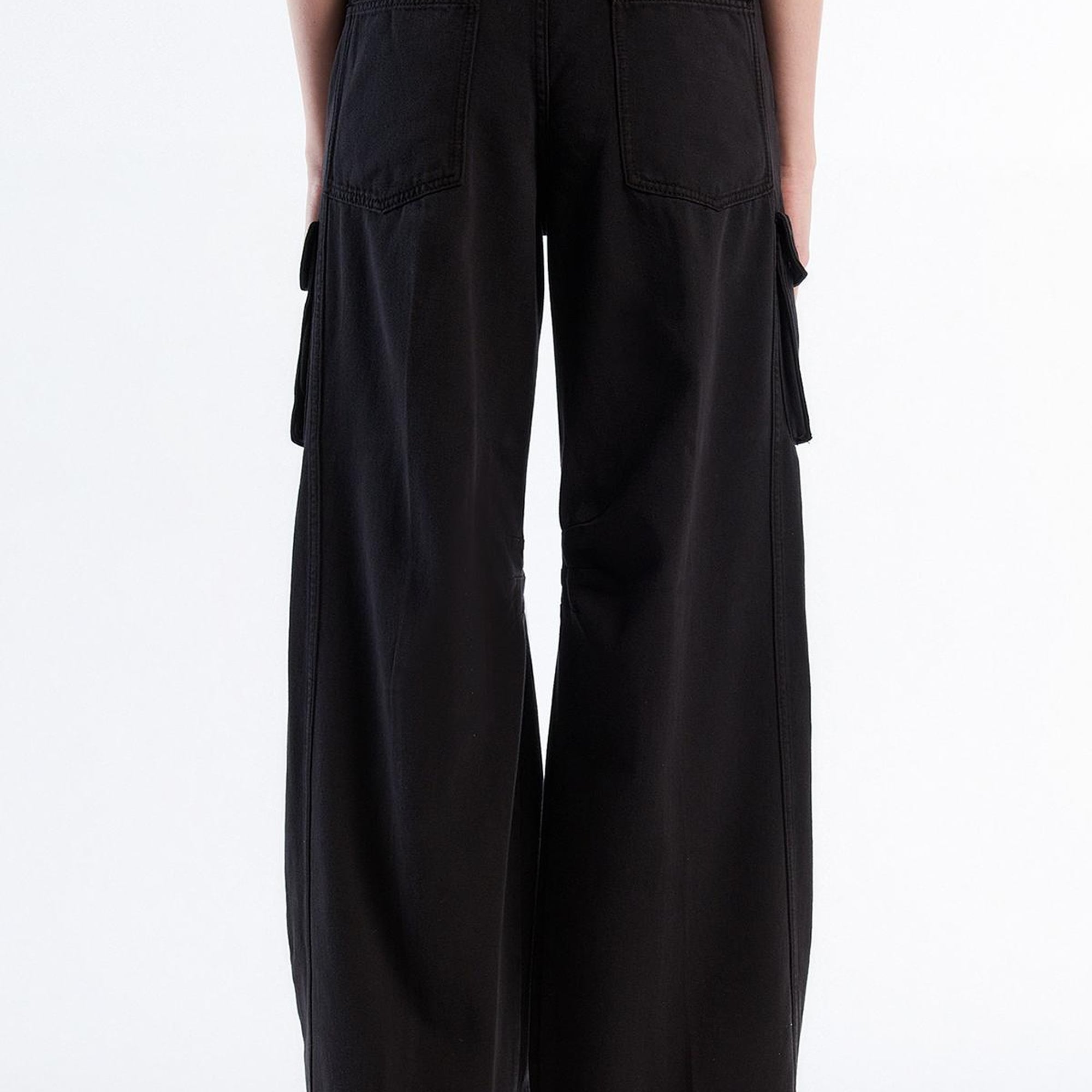 Kadın Siyah %100 Pamuk Arkası Logo Etiketli Yama Cepli Bol Pantolon