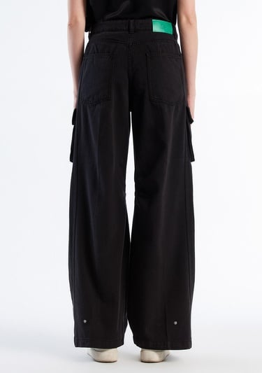  Kadın Siyah %100 Pamuk Arkası Logo Etiketli Yama Cepli Bol Pantolon