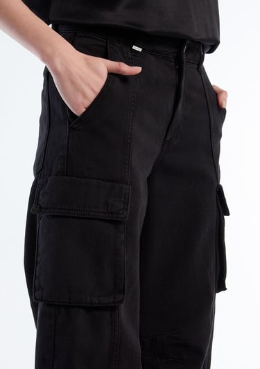  Kadın Siyah %100 Pamuk Arkası Logo Etiketli Yama Cepli Bol Pantolon