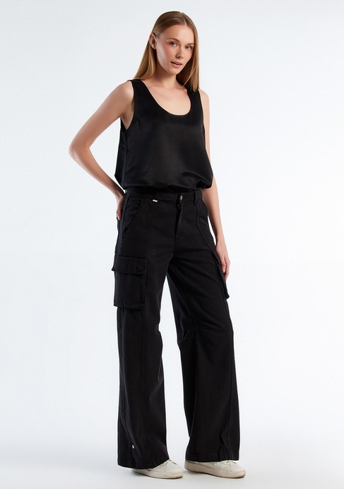  Kadın Siyah %100 Pamuk Arkası Logo Etiketli Yama Cepli Bol Pantolon