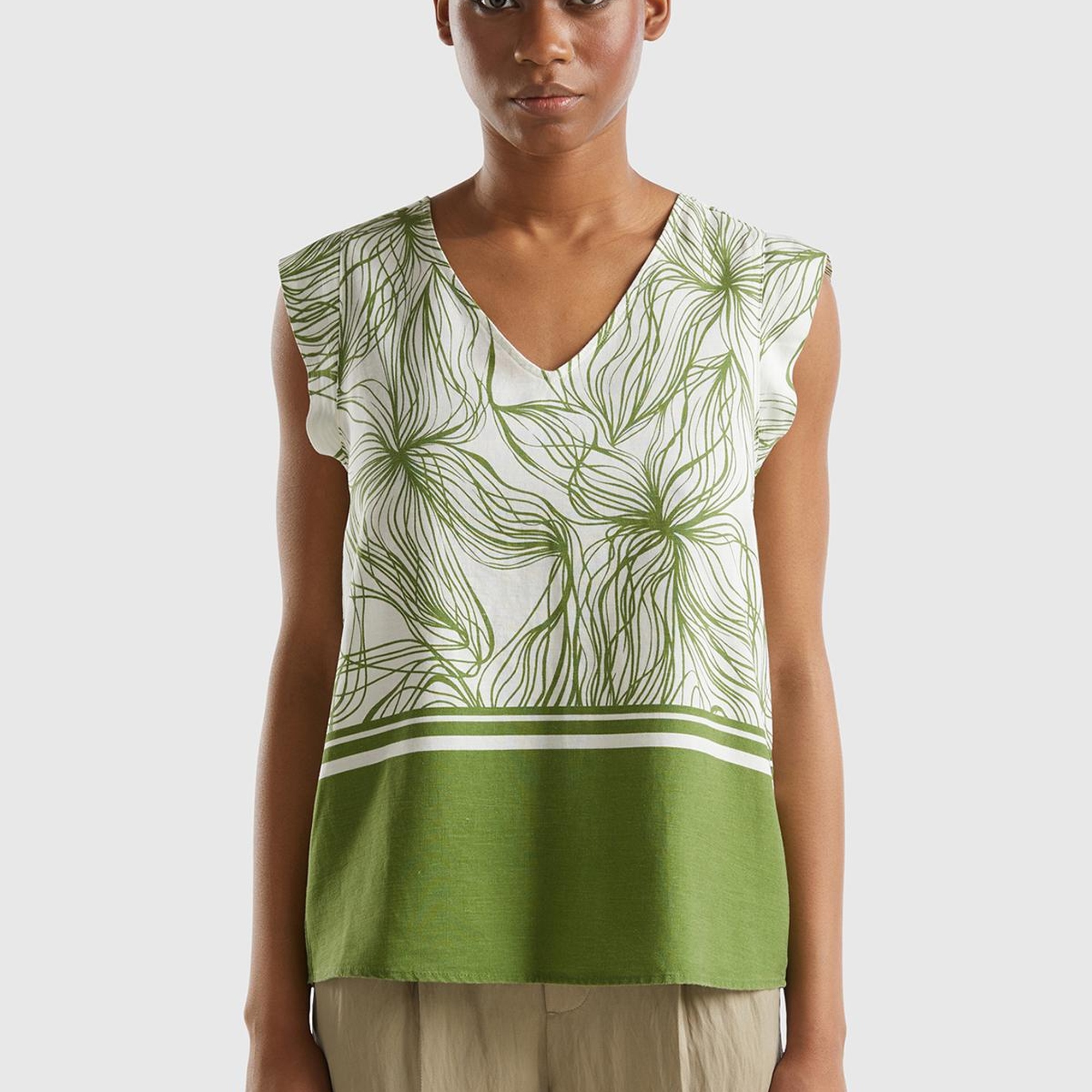 Kadın Yeşil Mix Liyosel ve Keten Karışımlı Baskılı Düz Kesim V Yaka Bluz