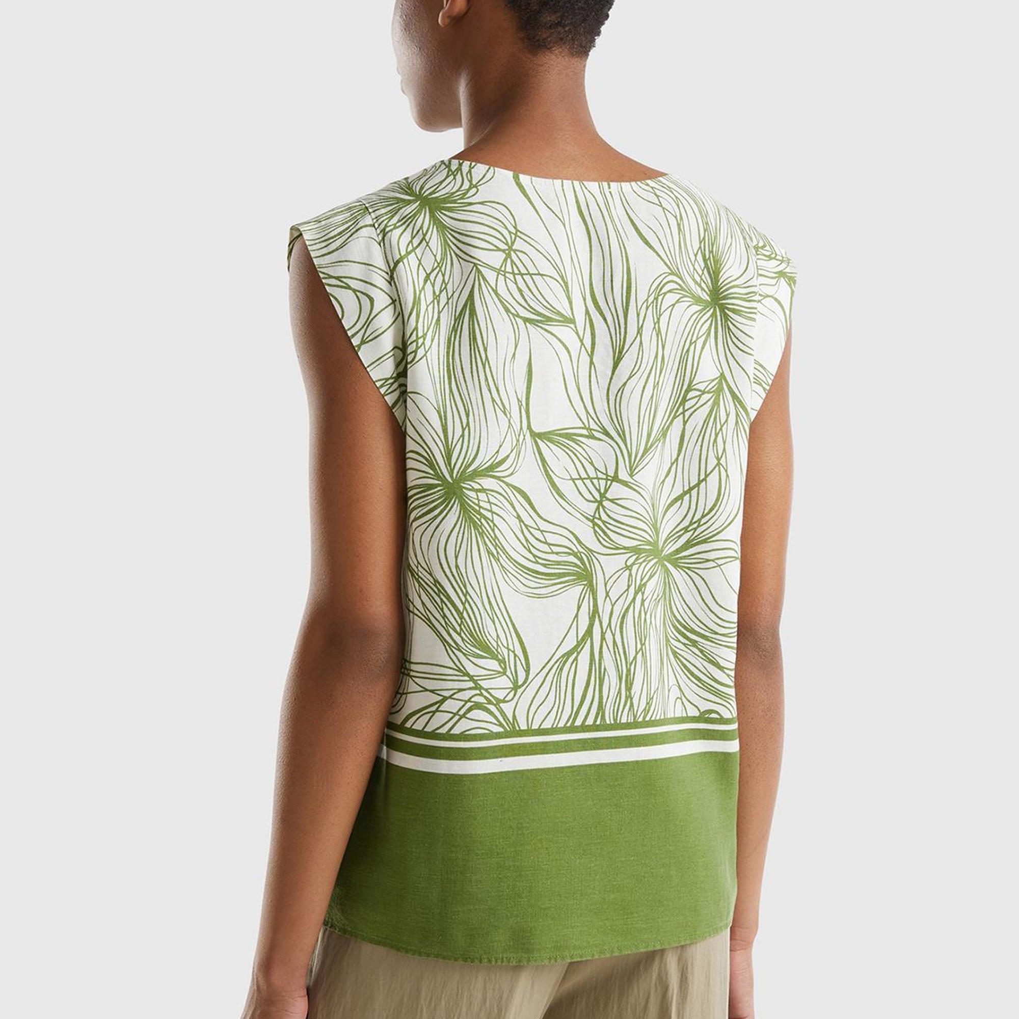 Kadın Yeşil Mix Liyosel ve Keten Karışımlı Baskılı Düz Kesim V Yaka Bluz