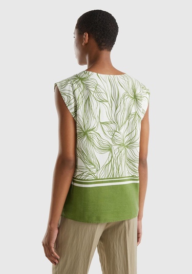  Kadın Yeşil Mix Liyosel ve Keten Karışımlı Baskılı Düz Kesim V Yaka Bluz