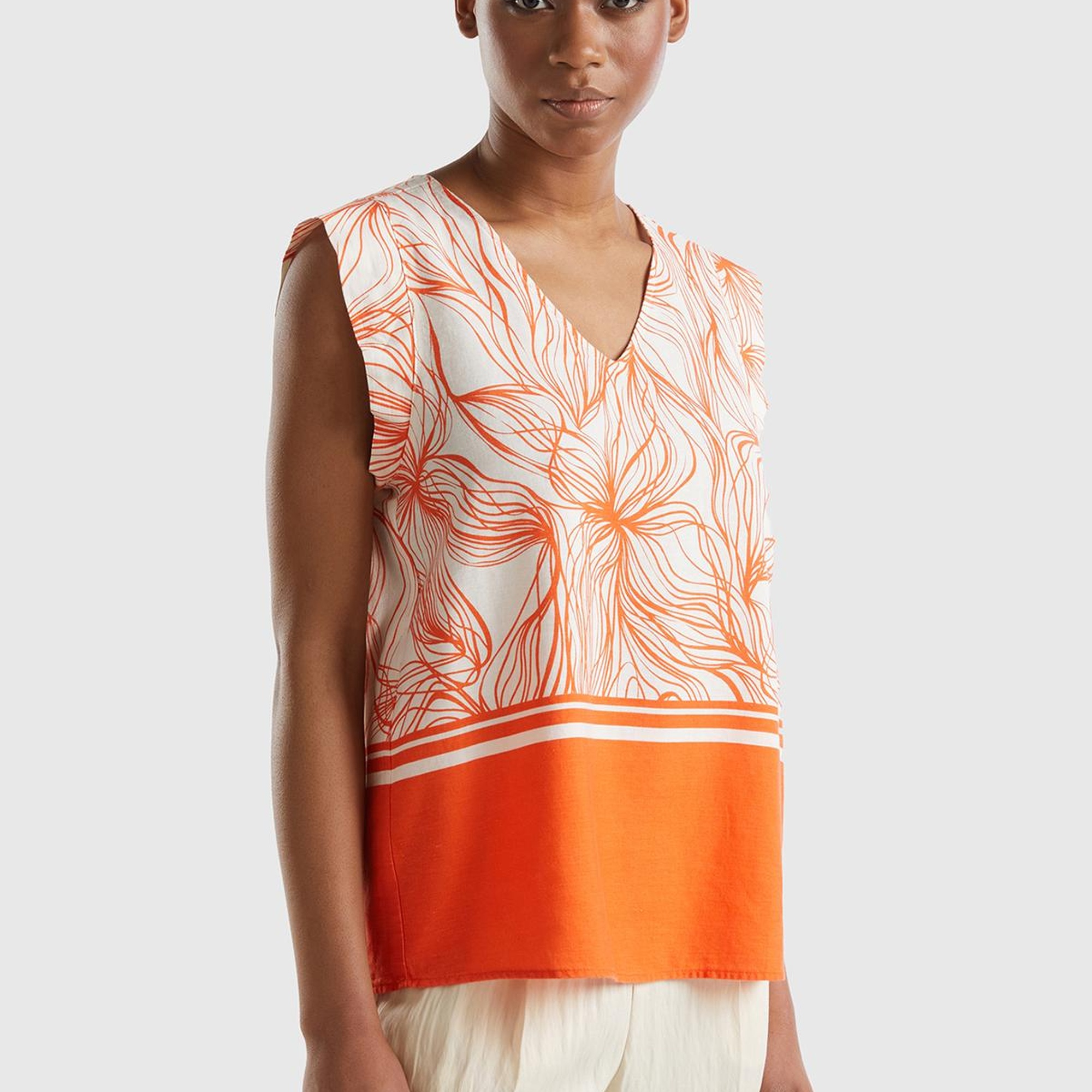 Kadın Turuncu Mix Liyosel ve Keten Karışımlı Baskılı Düz Kesim V Yaka Bluz