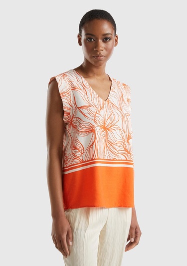  Kadın Turuncu Mix Liyosel ve Keten Karışımlı Baskılı Düz Kesim V Yaka Bluz