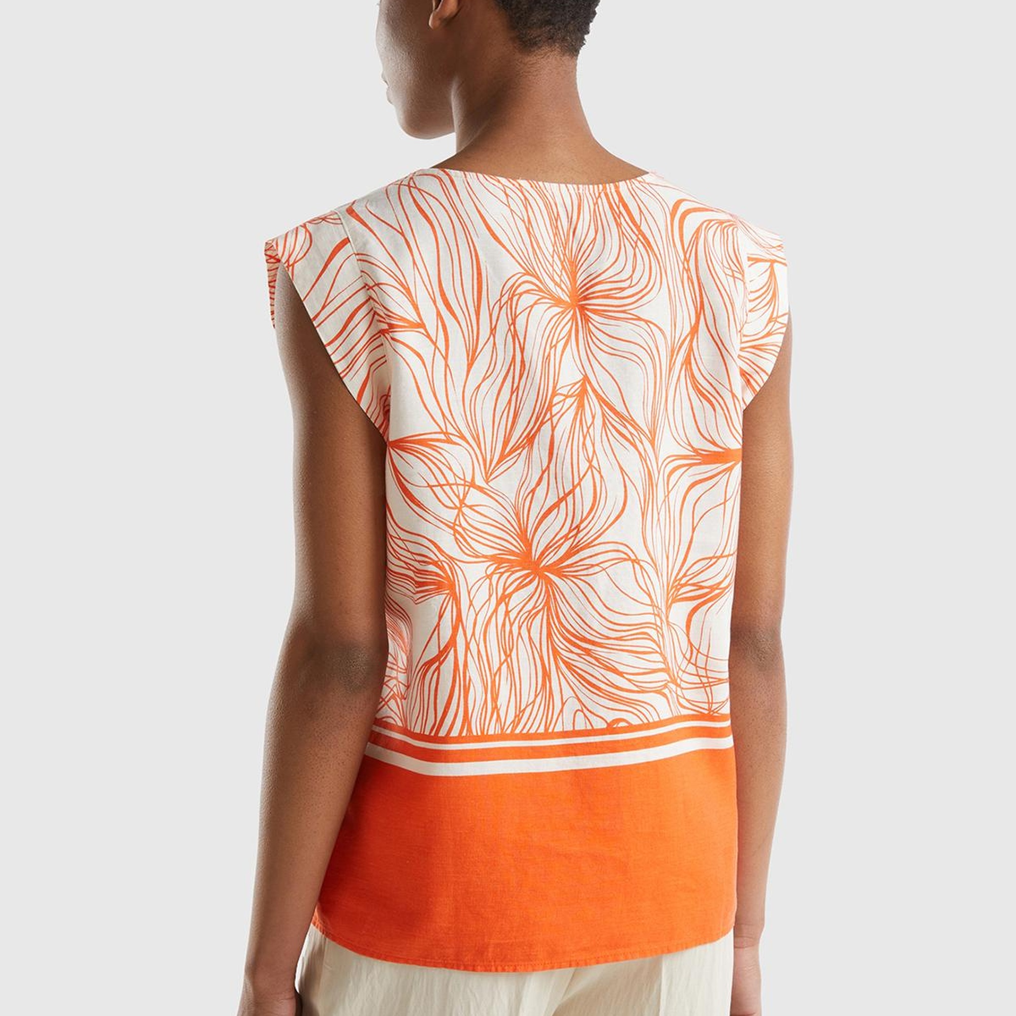 Kadın Turuncu Mix Liyosel ve Keten Karışımlı Baskılı Düz Kesim V Yaka Bluz