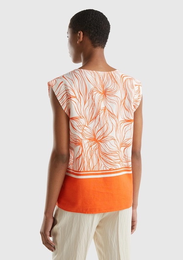  Kadın Turuncu Mix Liyosel ve Keten Karışımlı Baskılı Düz Kesim V Yaka Bluz