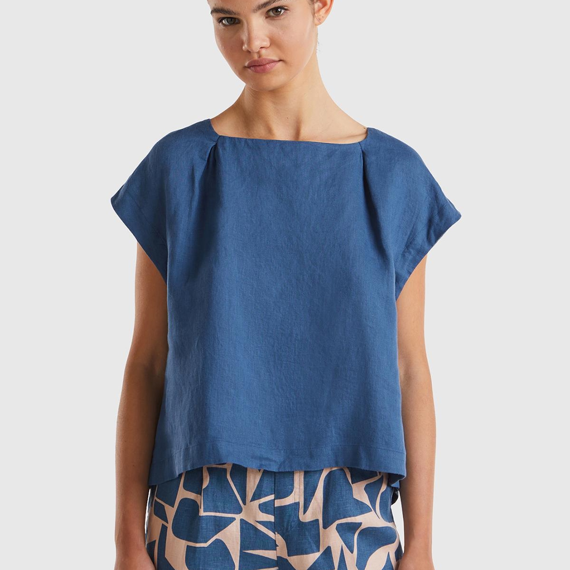 Kadın Gece Mavisi %100 Keten Arkası Uzun Kayık Yaka Crop Bluz