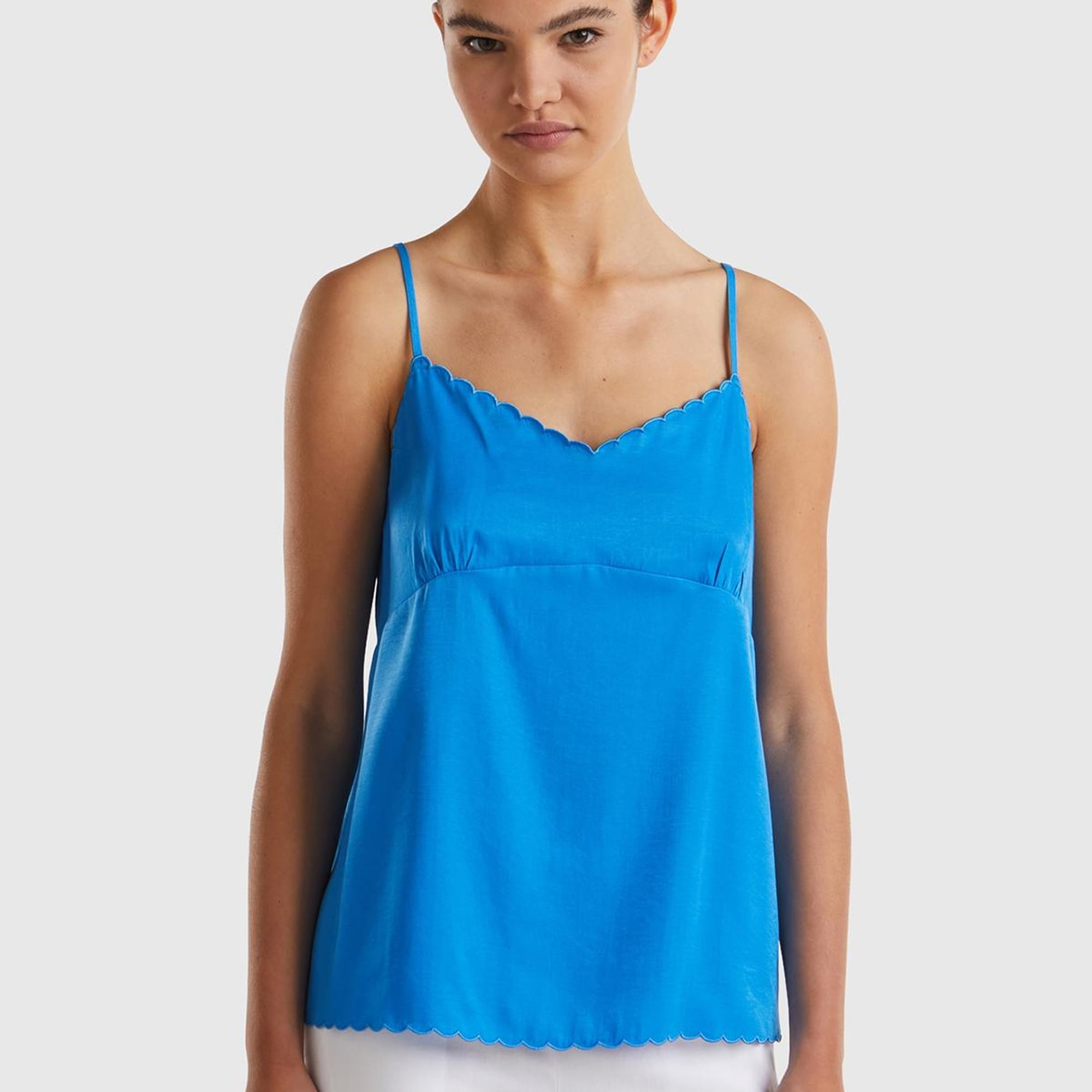 Kadın Mavi Viskon Karışımlı Göğsü ve Etek Ucu Fırfırlı İnce Askılı Bluz