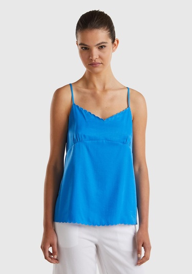  Kadın Mavi Viskon Karışımlı Göğsü ve Etek Ucu Fırfırlı İnce Askılı Bluz