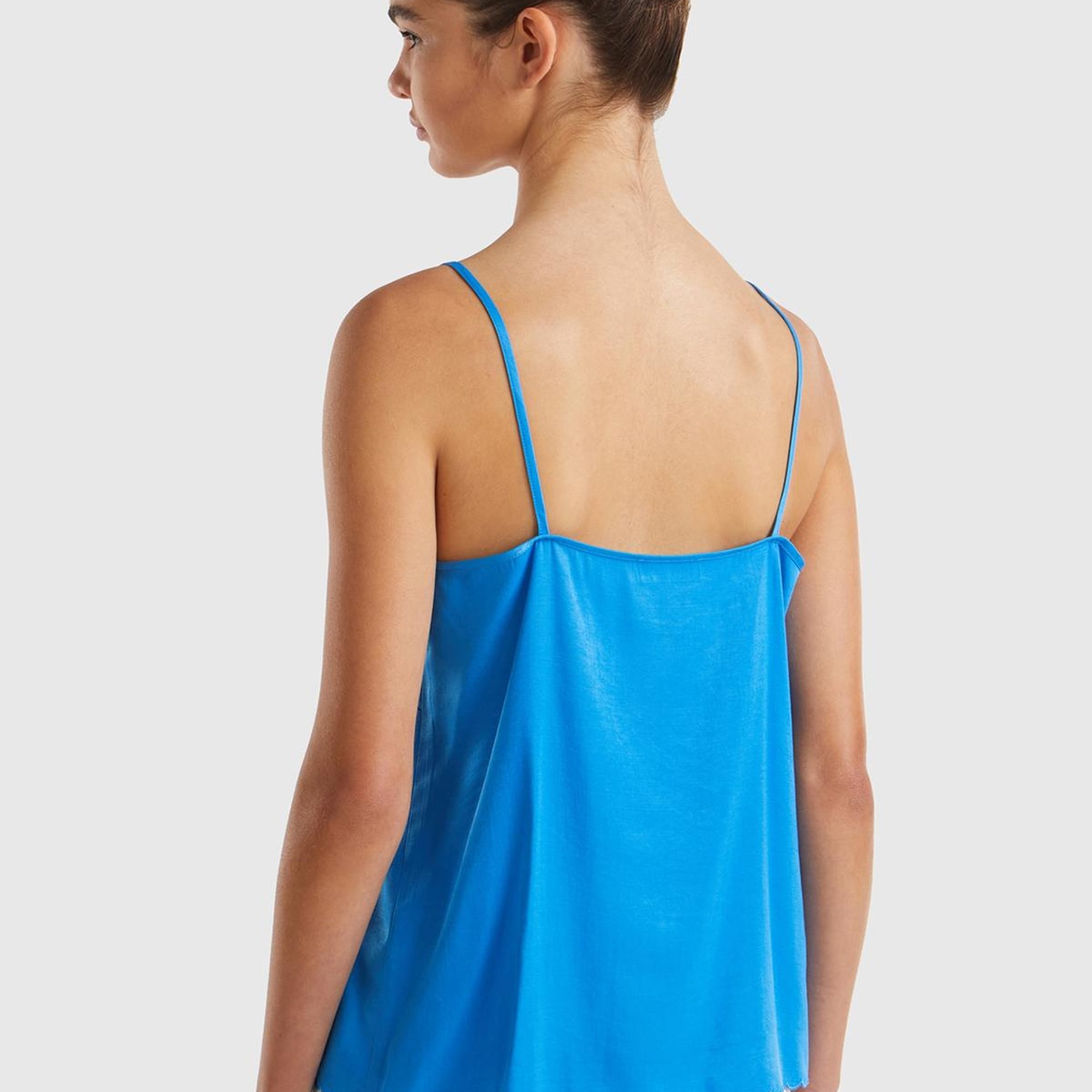 Kadın Mavi Viskon Karışımlı Göğsü ve Etek Ucu Fırfırlı İnce Askılı Bluz