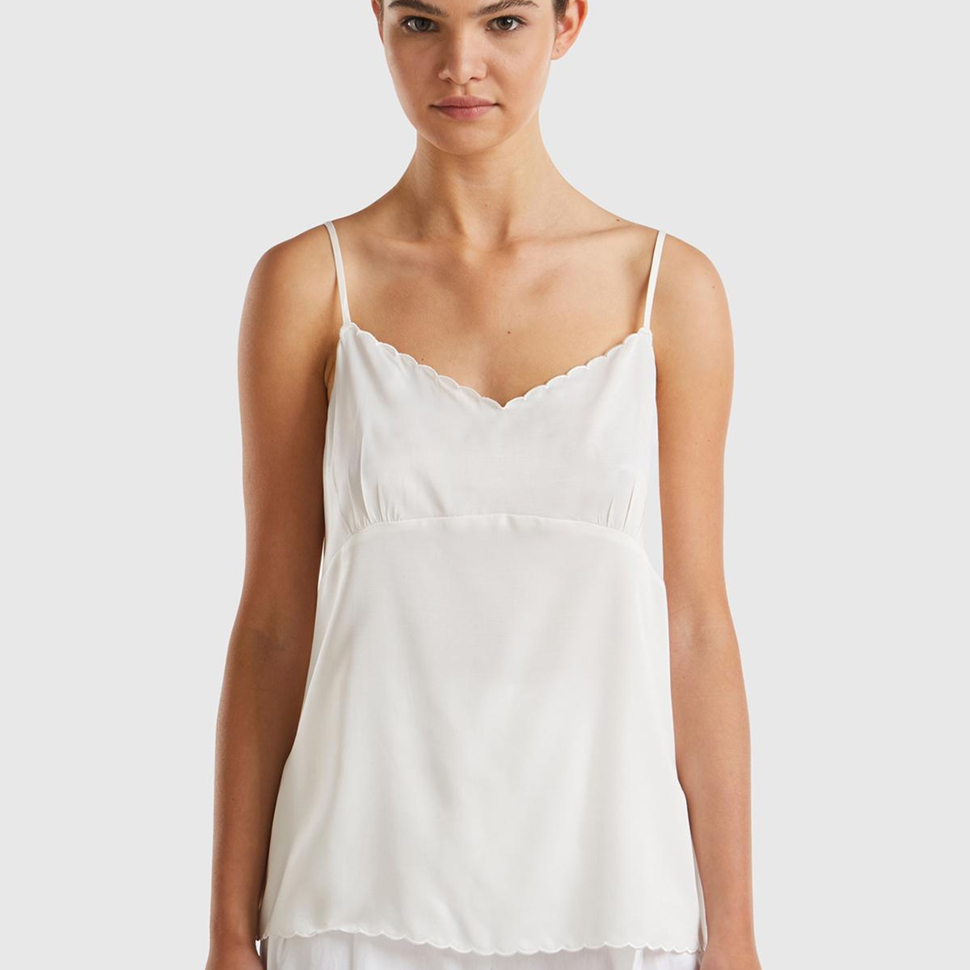 Kadın Krem Viskon Karışımlı Göğsü ve Etek Ucu Fırfırlı İnce Askılı Bluz