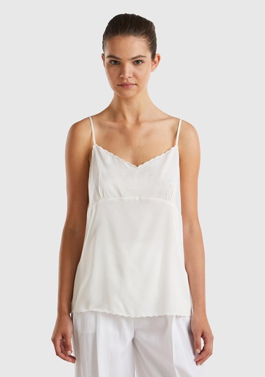  Kadın Krem Viskon Karışımlı Göğsü ve Etek Ucu Fırfırlı İnce Askılı Bluz