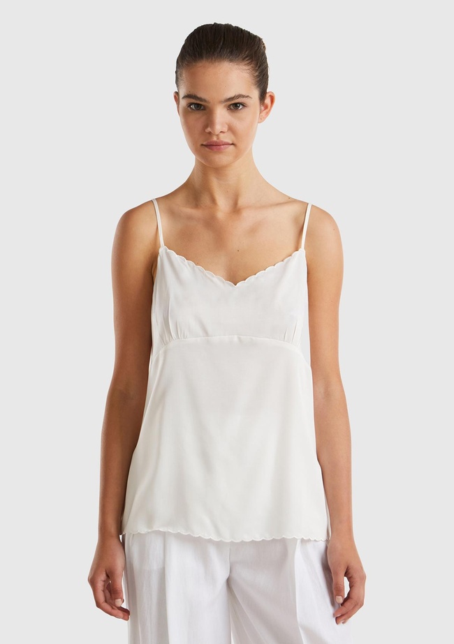  Kadın Krem Viskon Karışımlı Göğsü ve Etek Ucu Fırfırlı İnce Askılı Bluz