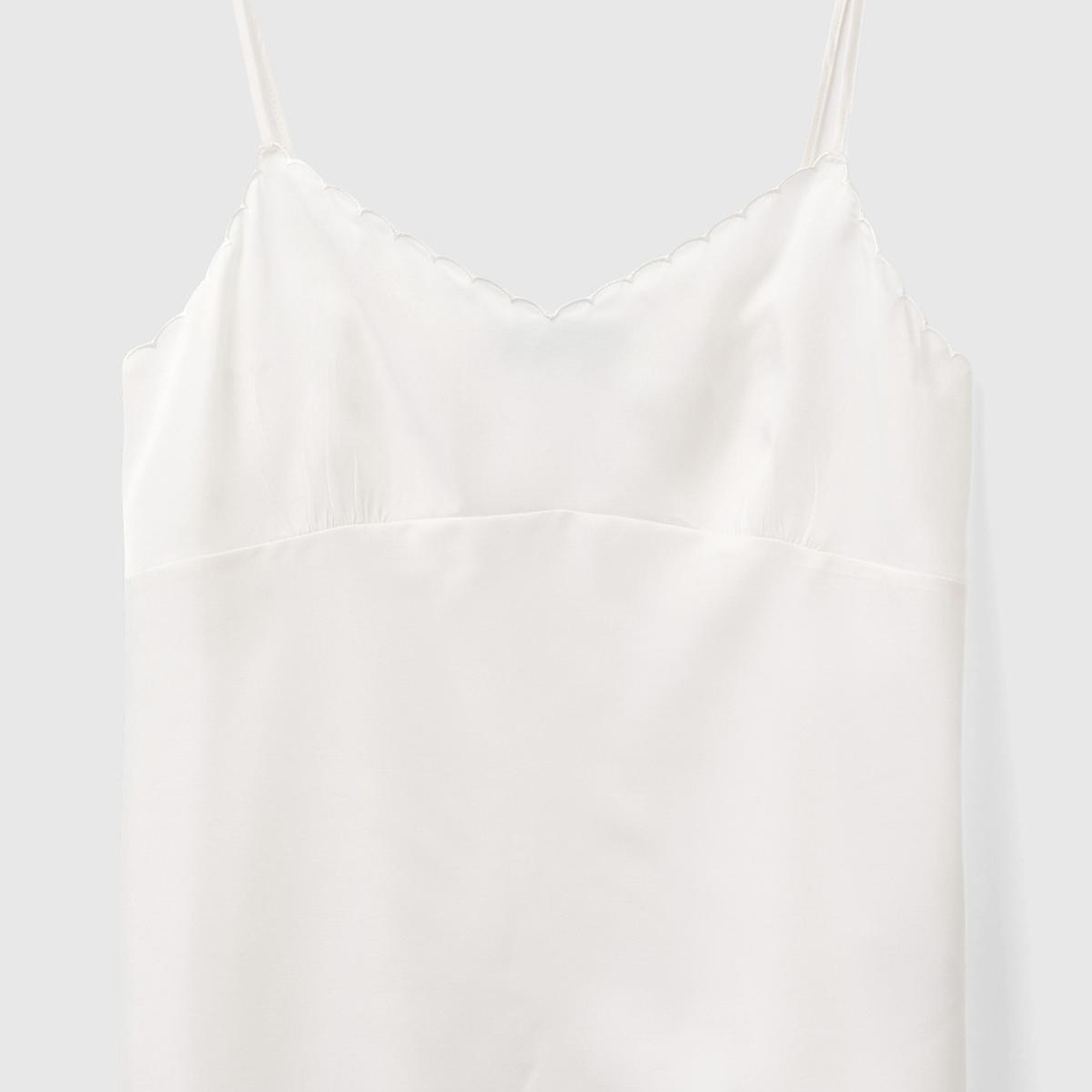 Kadın Krem Viskon Karışımlı Göğsü ve Etek Ucu Fırfırlı İnce Askılı Bluz