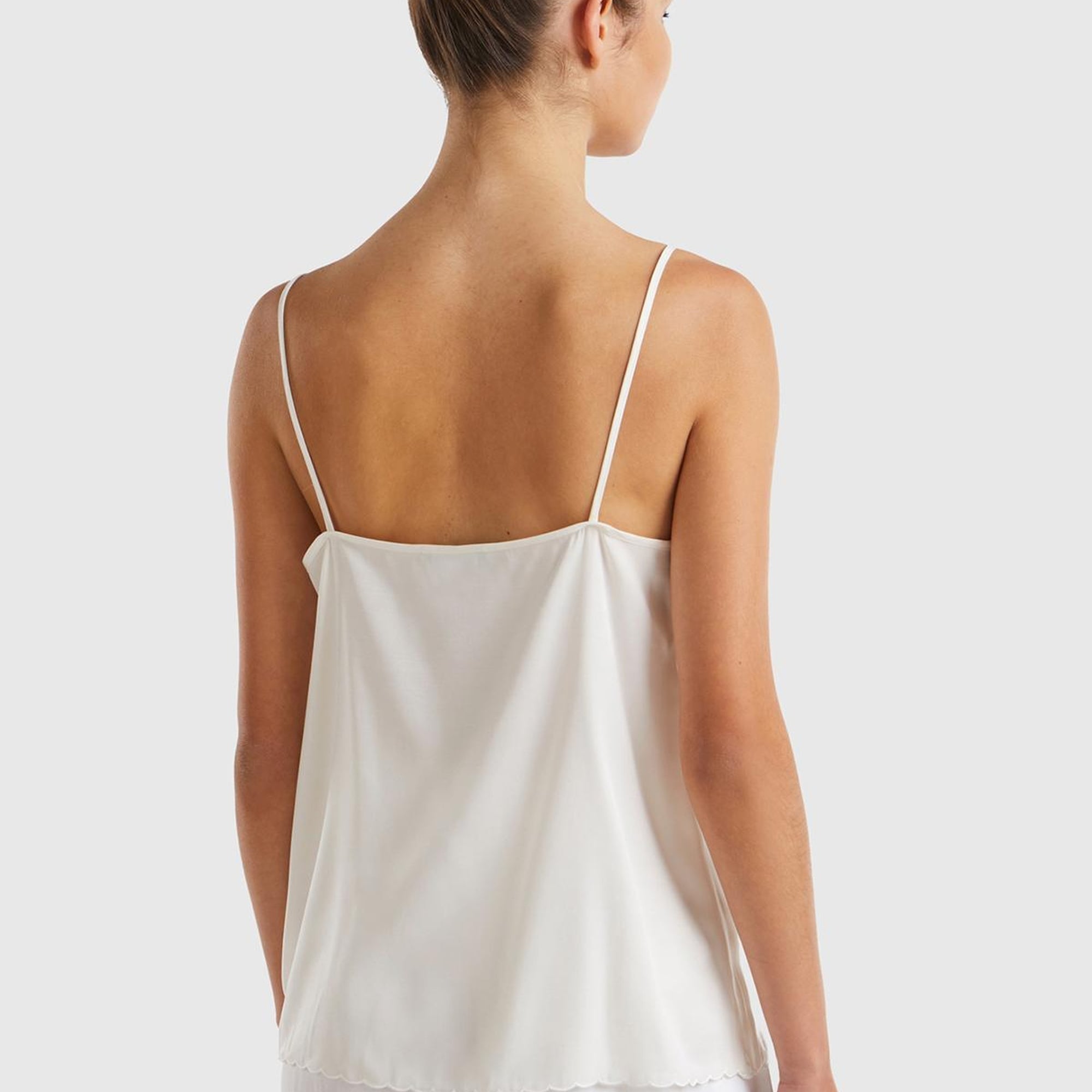 Kadın Krem Viskon Karışımlı Göğsü ve Etek Ucu Fırfırlı İnce Askılı Bluz