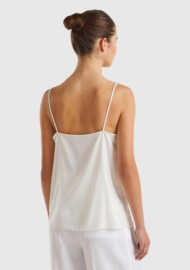  Kadın Krem Viskon Karışımlı Göğsü ve Etek Ucu Fırfırlı İnce Askılı Bluz